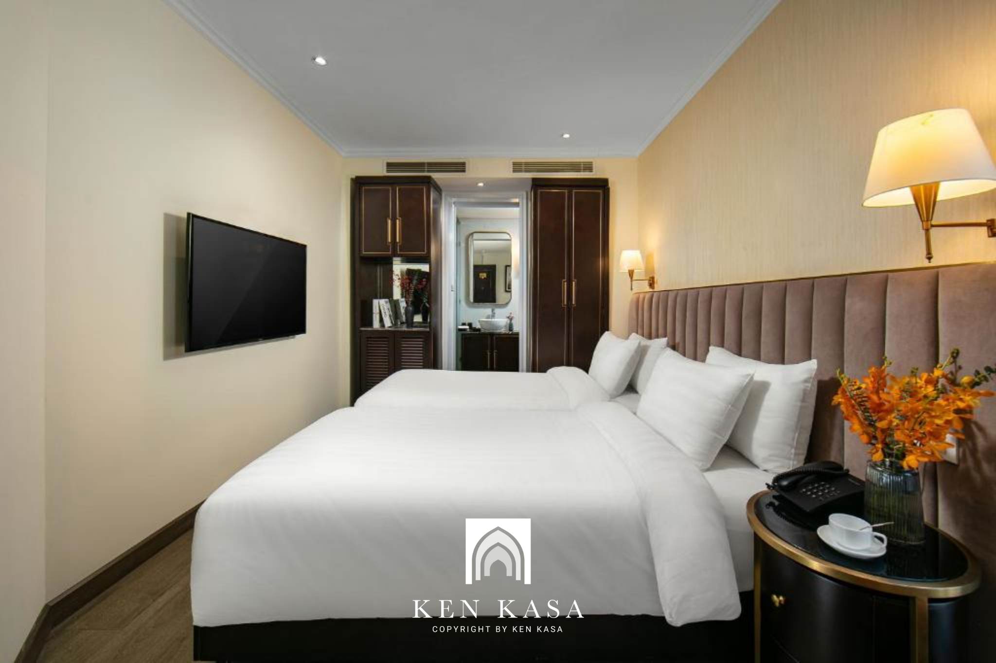 Không gian hiện đại tại phòng deluxe hai giường đơn của khách sạn